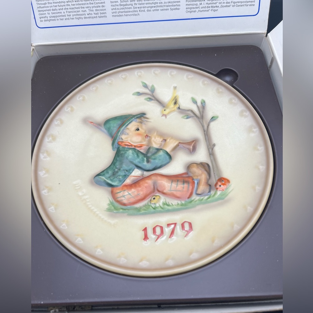 1979 Goebel Plate vintage plate in excellent condition box has some wear.
